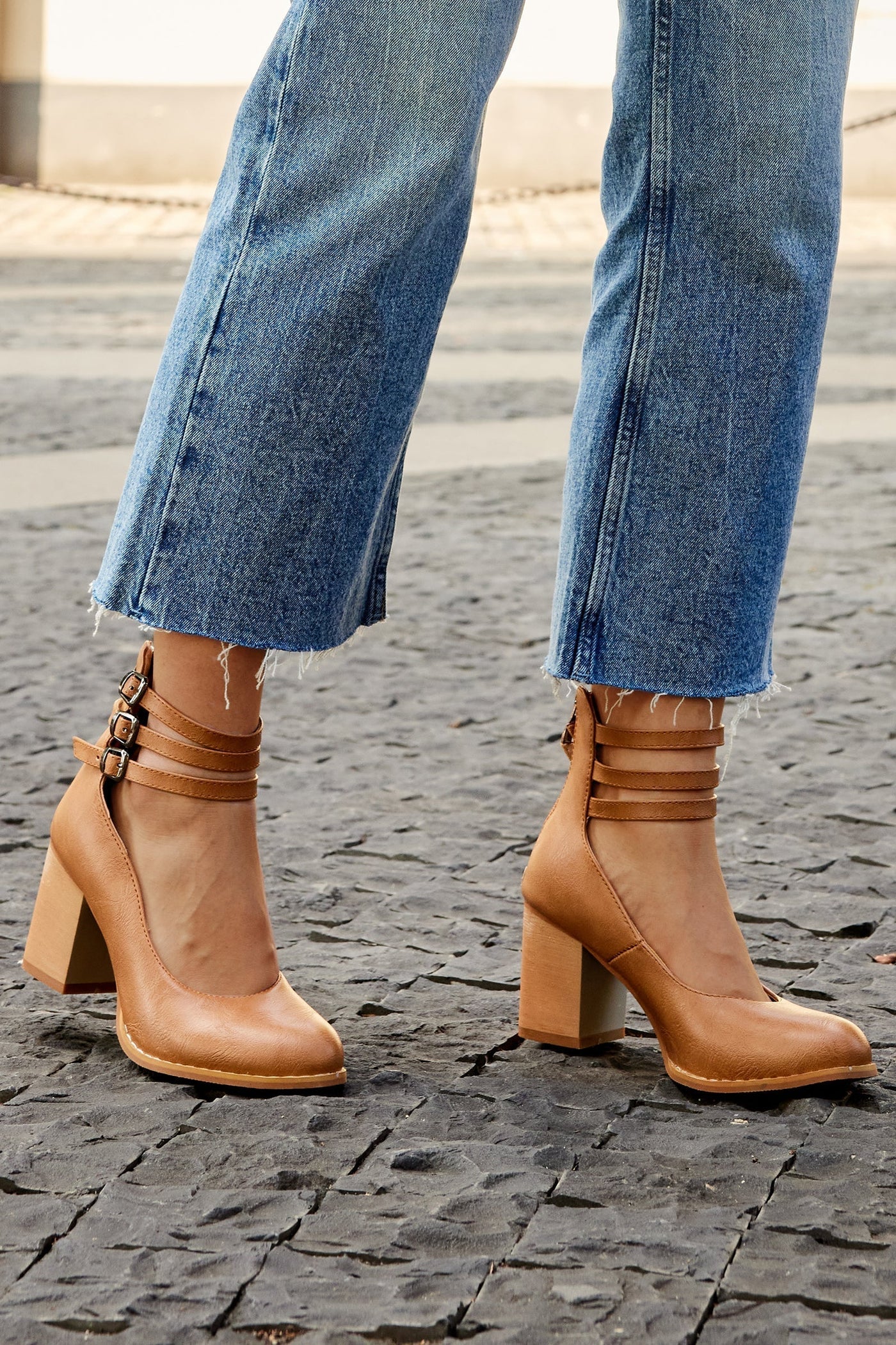 Casilda - Smooth orthopedic sandals with ankle strap and thick heel